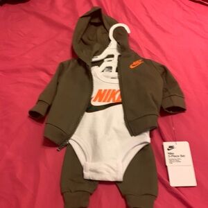 3pc sweatsuit set. Size newborn